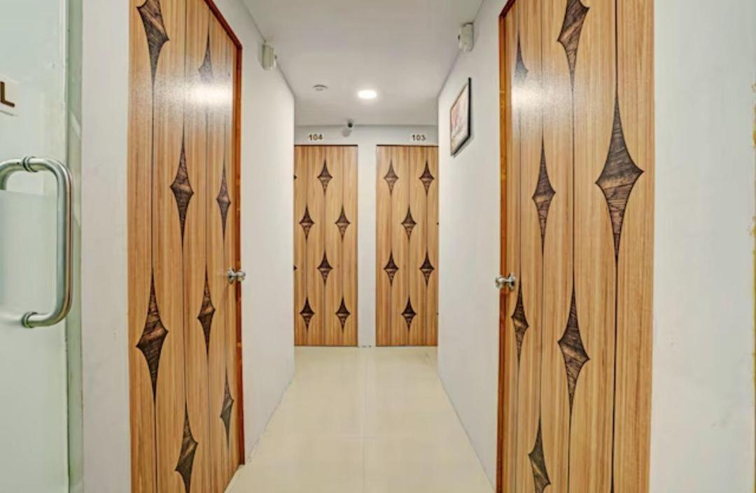 Hotel Welcome, Vip Road Vesu Surat Dış mekan fotoğraf