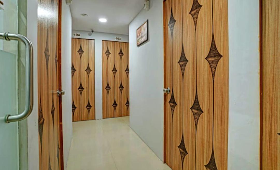 Hotel Welcome, Vip Road Vesu Surat Dış mekan fotoğraf